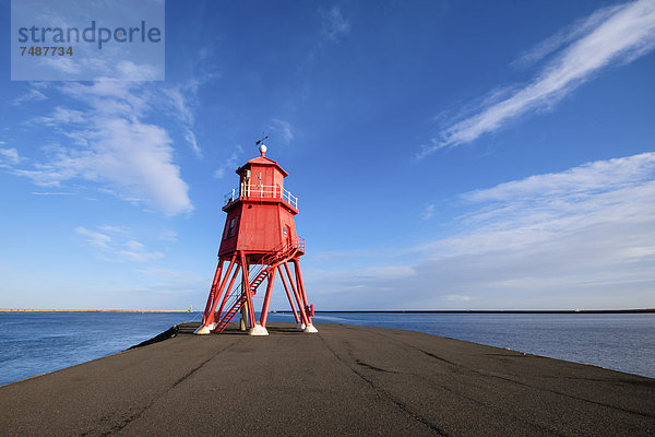 Großbritannien  England  Blick auf den Leuchtturm von Tynemouth