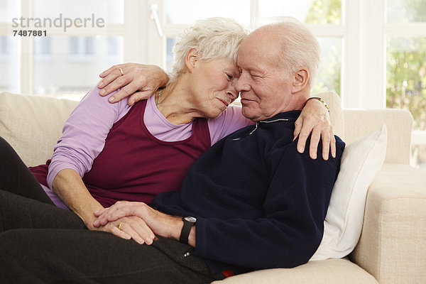 Deutschland  Düsseldorf  Seniorenpaar verliebt  lächelnd