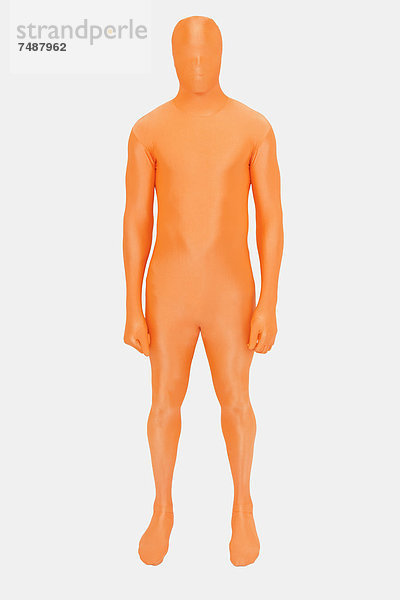 Erwachsener Mann in orangefarbenem Zentai auf weißem Grund stehend
