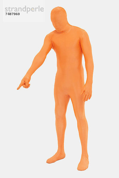 Reifer Mann in orangefarbenem Zentai auf weißem Hintergrund