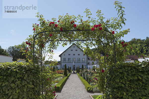 Deutschland  Blick auf das Kloster Schaeftlarn im Sommer