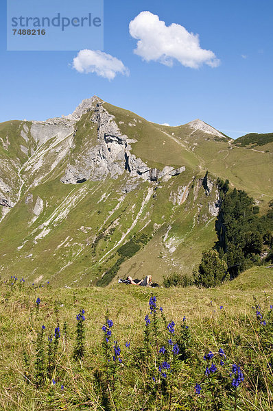 Österreich  Mittlere erwachsene Frau entspannt am Berg
