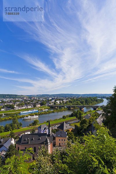 Deutschland  Rheinland-Pfalz  Trier  Ausflugsboot in der Mosel mit Stadtbild