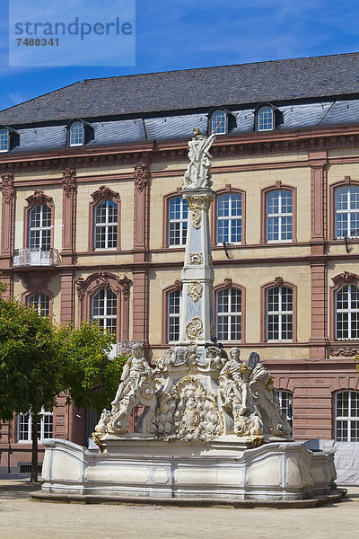 Deutschland  Rheinland-Pfalz  Trier  Blick auf Kornmarkt und St. Georges-Brunnen