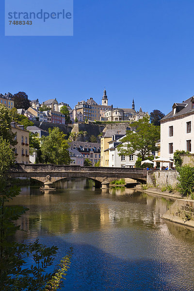 Luxemburg  Blick auf Alzette und Stadt im Hintergrund