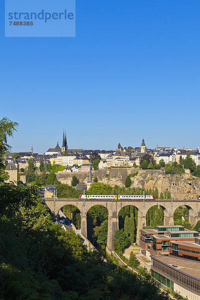 Luxemburg  Zug über die Viaduktbrücke