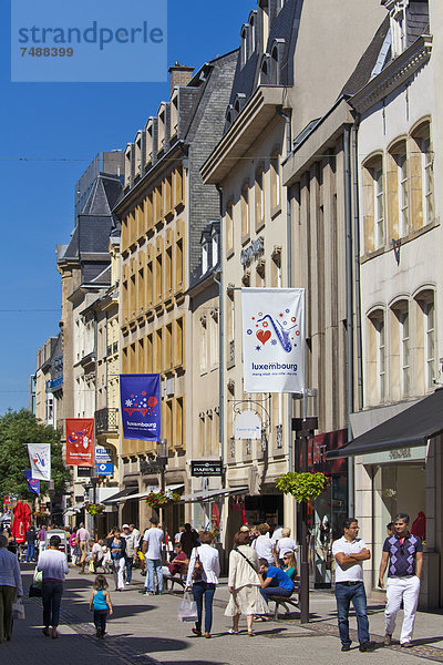 luxemburg  Menschen  die auf der Einkaufsstraße spazieren gehen