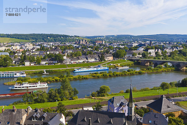 Deutschland  Rheinland-Pfalz  Trier  Ausflugsboot in der Mosel mit Stadtbild