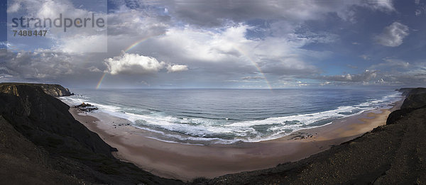 Portugal  Blick auf den Regenbogen über Praia do Castelejo