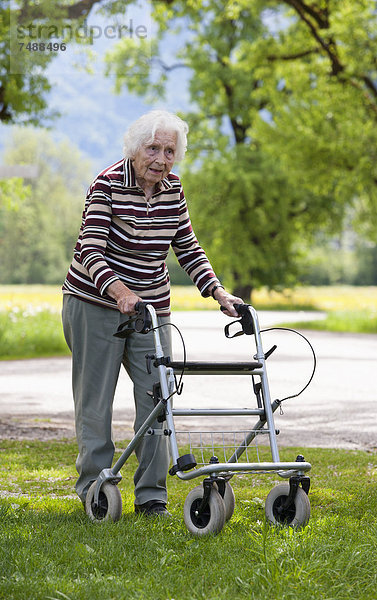 Österreich  Seniorin schiebt Gehhilfe