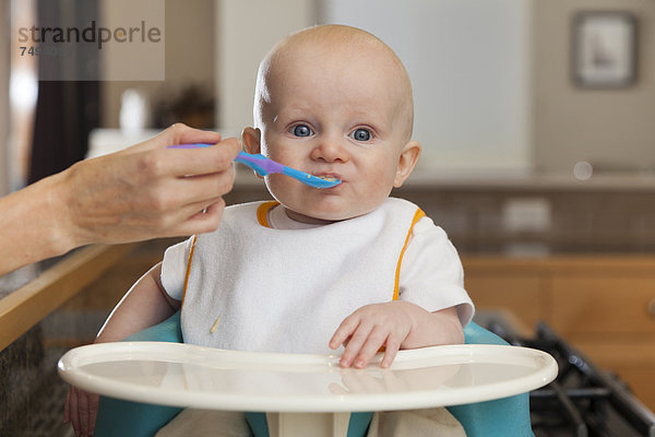 hoch  oben  Europäer  Stuhl  Mutter - Mensch  Baby  füttern