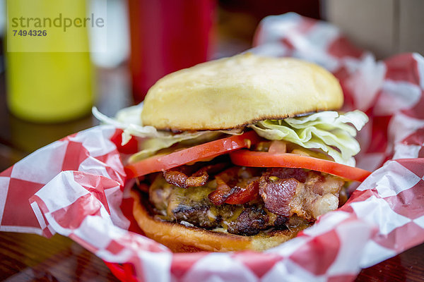 Korb  Cheeseburger  Schinkenspeck