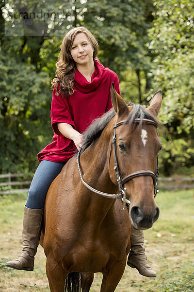 Außenaufnahme  Europäer  Frau  reiten - Pferd  freie Natur