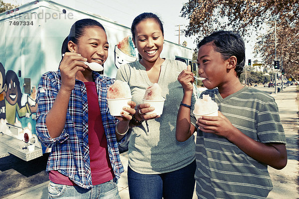 Eis  Lastkraftwagen  essen  essend  isst  Sahne