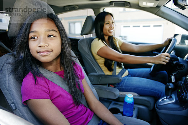 Mutter und Tochter in Auto fahren
