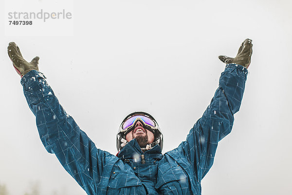 Europäer  Snowboardfahrer  jubeln  Schnee