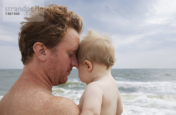 Europäer  Strand  Menschlicher Vater  halten  Baby