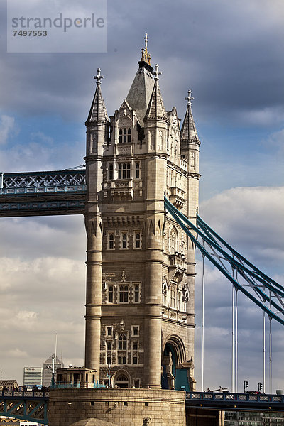 Tower Bridge gegen bewölkten Himmel