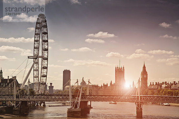 Sonnenuntergang über Brücke und London Eye