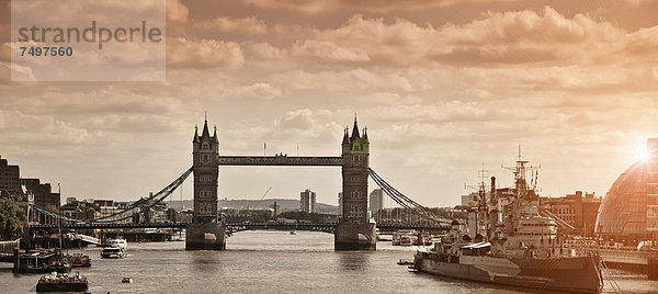 Sonnenuntergang über Turmbrücke