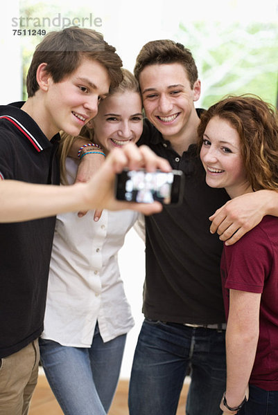 Glückliche junge Freunde beim Selbstporträt per Handy