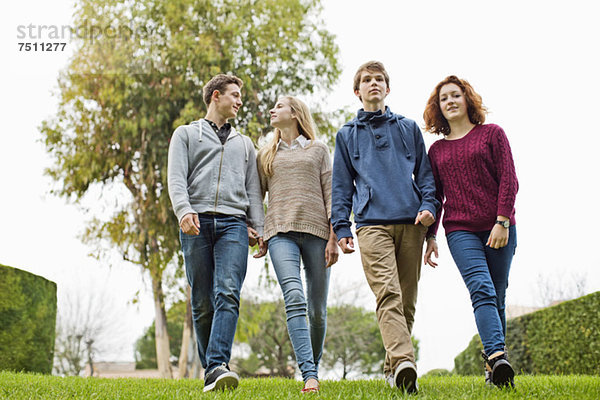 Teenager-Freunde beim gemeinsamen Spaziergang im Park