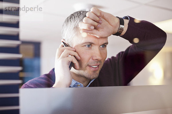 Geschäftsmann auf Abruf im Büro