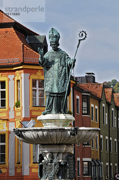 Willibaldsbrunnen auf dem Marktplatz  Eichstätt  Bayern  Deutschland  Europa