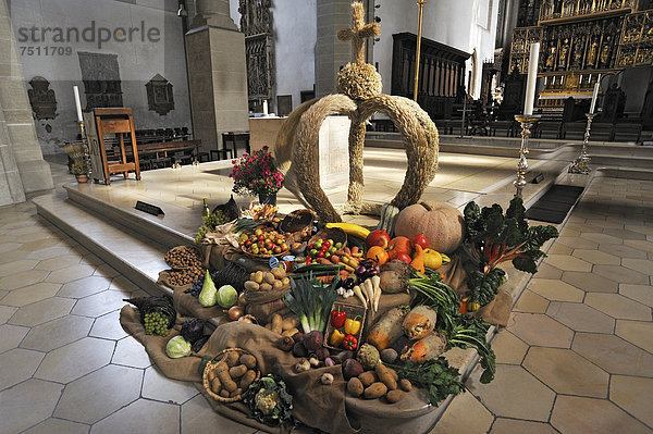 Erntedankkrone mit Früchten und Gemüse im Eichstätter Dom  Eichstätt  Bayern  Deutschland  Europa