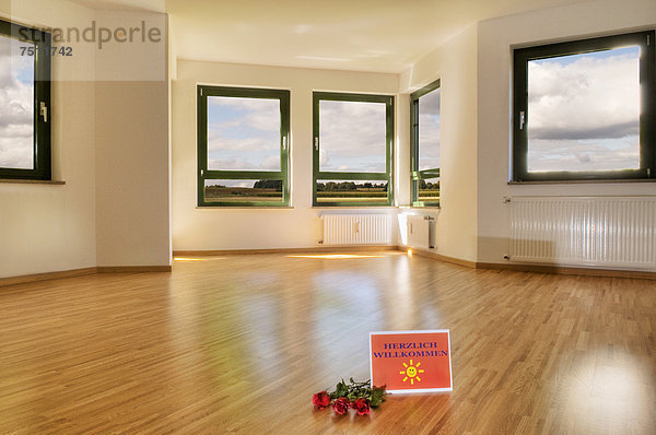 Boden Fußboden Fußböden Fenster Zimmer Beleuchtung Licht Immobilie grüßen Zeichen Rose groß großes großer große großen Wohnzimmer Parkett Signal