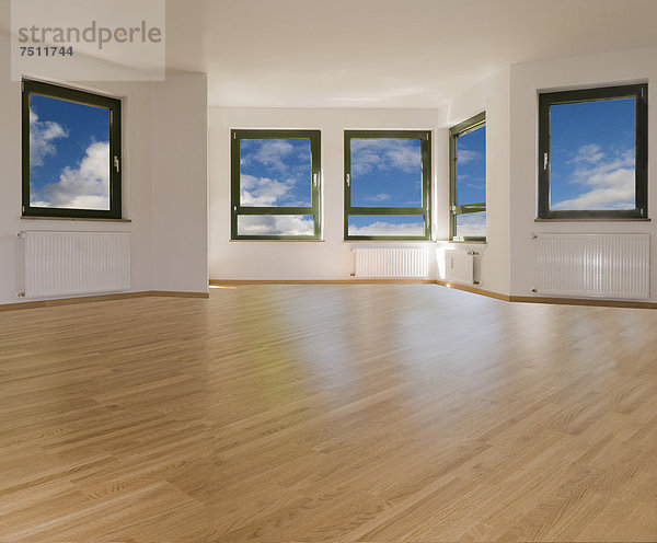Großer Wohnraum  5 Fenster mit weißen Wolken und blauem Himmel  heller Parkettboden  Composing  Vermietung  Immobilienangebot  Eigentumswohnung