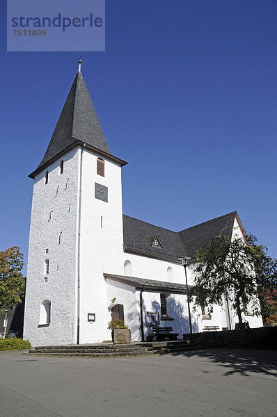 Bunte Kerke  evangelische Kirche  Dorfkirche  Lieberhausen  Gummersbach  Bergisches Land  Nordrhein-Westfalen  Deutschland  Europa  ÖffentlicherGrund