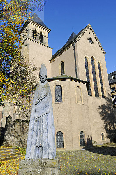 Der heilige Willibrord  Mönch  Skulptur  Peter und Paul Kirche  Echternach  Luxemburg  Europa  ÖffentlicherGrund