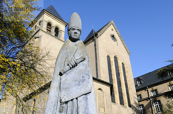 Der heilige Willibrord  Mönch  Skulptur  Peter und Paul Kirche  Echternach  Luxemburg  Europa  ÖffentlicherGrund