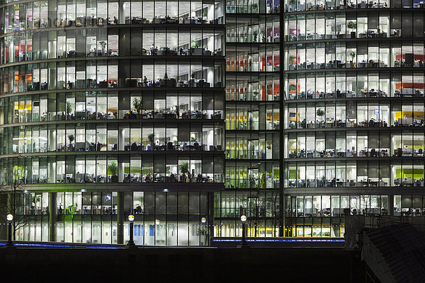 Bürogebäude im Stadtteil More London bei Nacht  London  England  Großbritannien  Europa