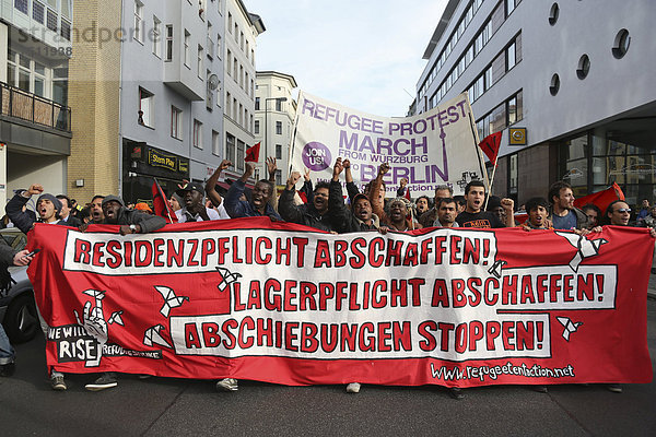 Flüchtlingsprotestmarsch endet in Berlin  einige Tausend Menschen begleiten den Protest zum Reichstag  gefordert wird Bleiberecht  ein Ende der Residenzpflicht und eine Unterbringung in Wohnungen  Berlin  Deutschland  Europa