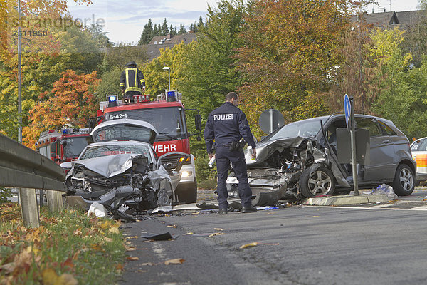 Polizist mit Farbmakierungsdosen bei Unfallaufnahme vor PKW an der Unfallstelle  tödlicher Verkehrsunfall auf der L 299  Lindlar  Nordrhein-Westfalen  Deutschland  Europa