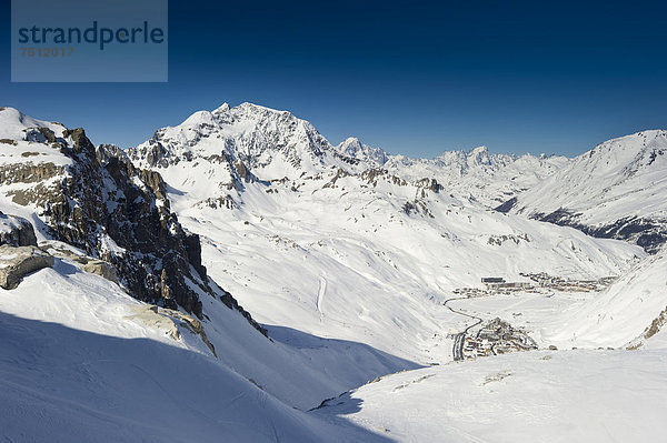 Verschneite Berglandschaft und Blick auf Tignes  Val d'Isere  Savoyen  Alpen  Frankreich  Europa