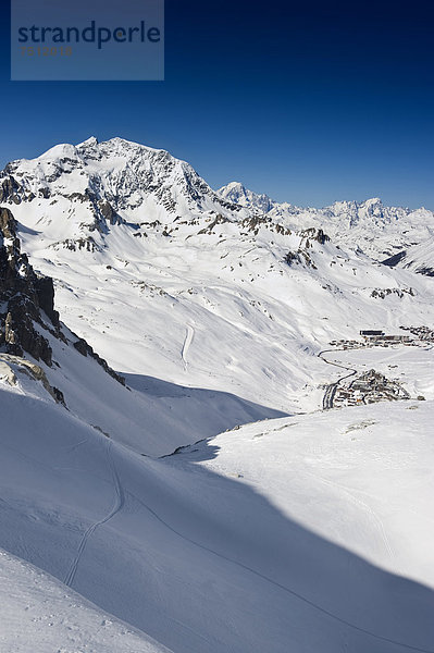 Verschneite Berglandschaft und Blick auf Tignes  Val d'Isere  Savoyen  Alpen  Frankreich  Europa