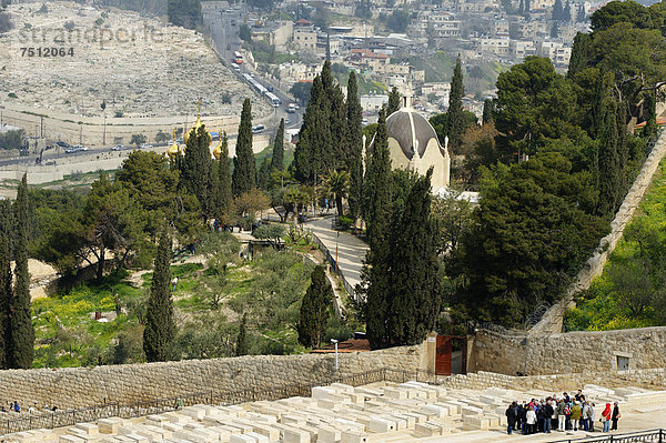 Blick vom Ölberg über den jüdischen Friedhof auf die Kirche Dominus Flevit  Jerusalem  Israel  Naher Osten  Vorderasien  Asien