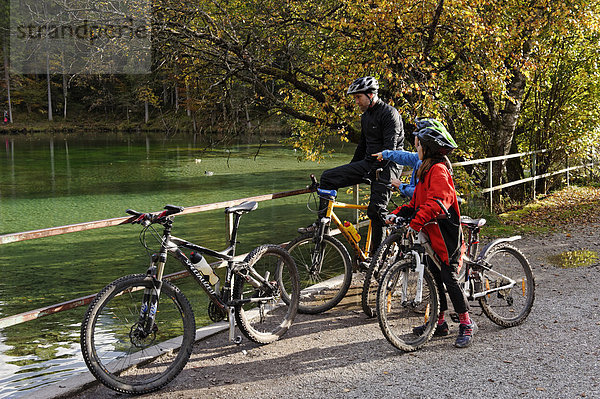 Vater und Kinder beim Mountainbiken  Radfahren  am Badersee in Grainau  Werdenfelser Land  Oberbayern  Bayern  Deutschland  Europa