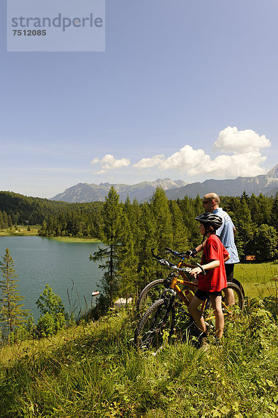 Mountainbiketour  Radtour  Vater und Sohn  vor dem Lautersee  Mittenwald  Karwendelgebirge  Werdenfelser Land  Oberbayern  Bayern  Deutschland  Europa