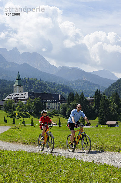 Mountainbiketour  Radtour  Vater und Sohn  vor dem Schloss Elmau  Mittenwald  Wettersteingebirge  Werdenfelser Land  Oberbayern  Bayern  Deutschland  Europa