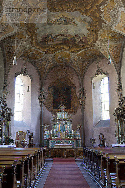 Altarraum der katholischen Pfarrkirche St. Michael  Piesport  Rheinland-Pfalz  Deutschland  Europa