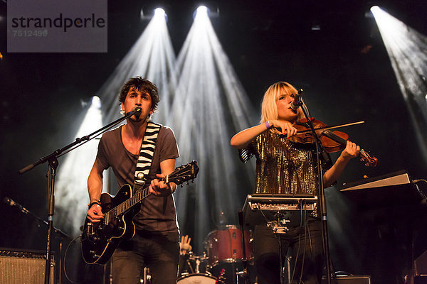 Roeland Vandemoortele und Eva Buytaert vom belgischen Indie-Rock-Electro-Guitar-Duo Too Tangled live in der Schüür Luzern  Schweiz  Europa