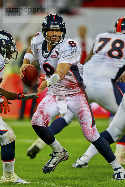 QB Kyle Orton  Nr. 08 von den Denver Broncos  passt den Ball während des NFL International Spiels zwischen den San Francisco 49ers und den Denver Broncos am 31. Oktober 2010 in London  England  Großbritannien  Europa