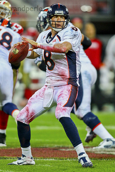 QB Kyle Orton  Nr. 8 der Broncos  passt den Ball während des NFL International Spiels zwischen den San Francisco 49ers und den Denver Broncos am 31. Oktober 2010 in London  England  Großbritannien  Europa