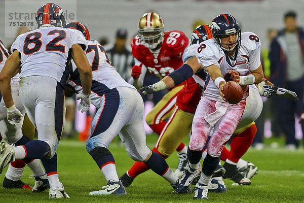 QB Kyle Orton  Nr. 08 der Broncos  passt den Ball während des NFL International Spiels zwischen den San Francisco 49ers und den Denver Broncos am 31. Oktober 2010 in London  England  Großbritannien  Europa