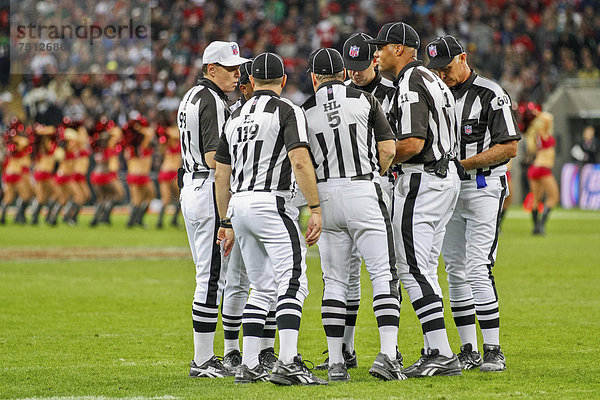 Die Schiedsrichter besprechen eine Entscheidung während des NFL International Spiels zwischen den Tampa Bay Buccaneers und den Chicago Bears am 23. Oktober 2011 in London  England  Großbritannien  Europa