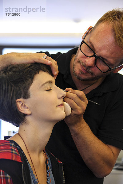 Mädchen  14 Jahre  beim Friseur  Schminken  Eyeliner